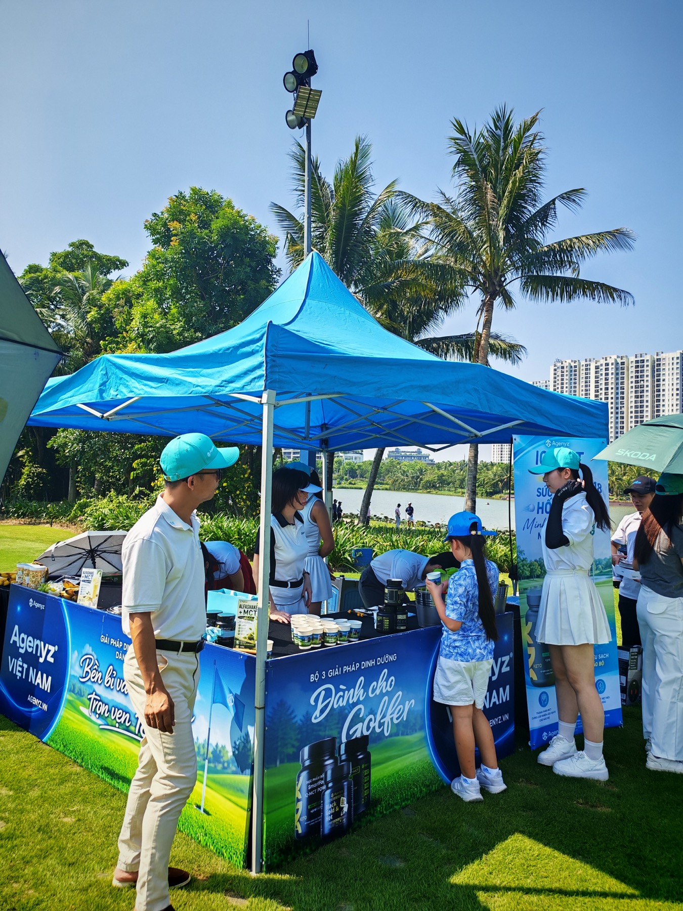 Khách tham quan khu vực Agenyz trên sân golf